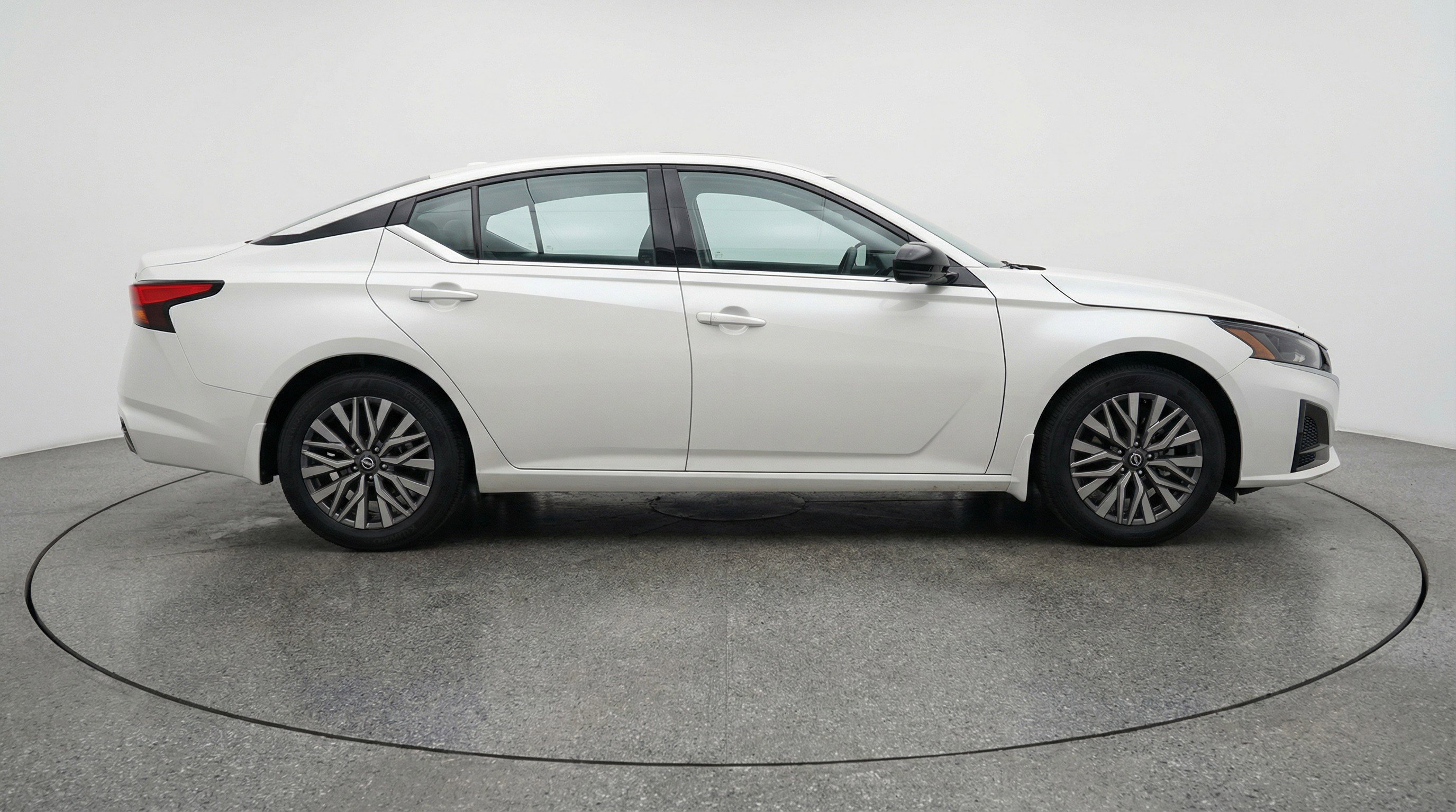 Used 2025 Nissan Altima 2.5 SV FWD image 11