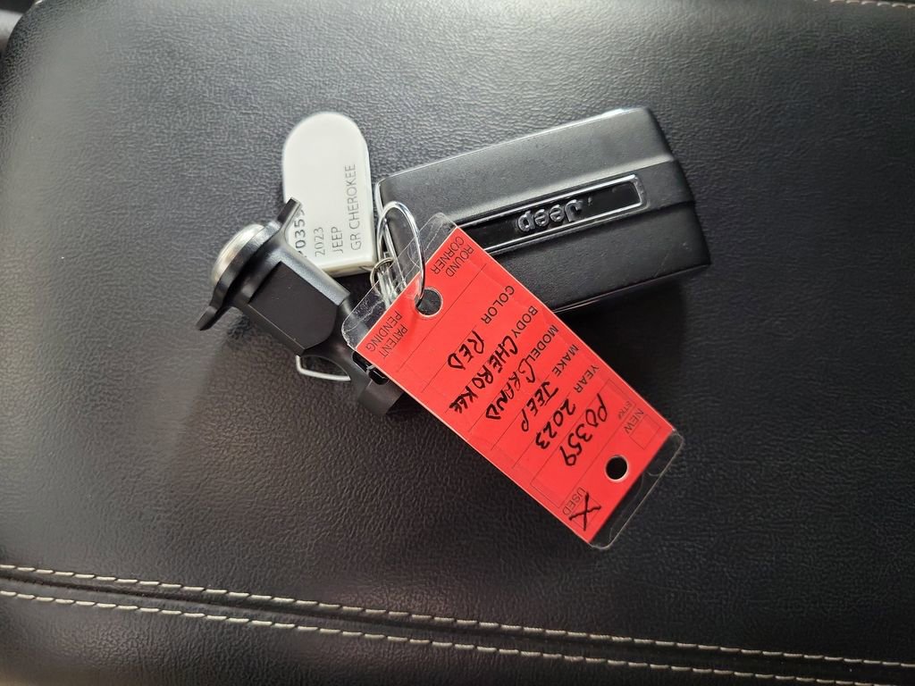 Used 2023 Jeep Grand Cherokee Limited w/ Luxury Tech Group II AWD/4WD image 30