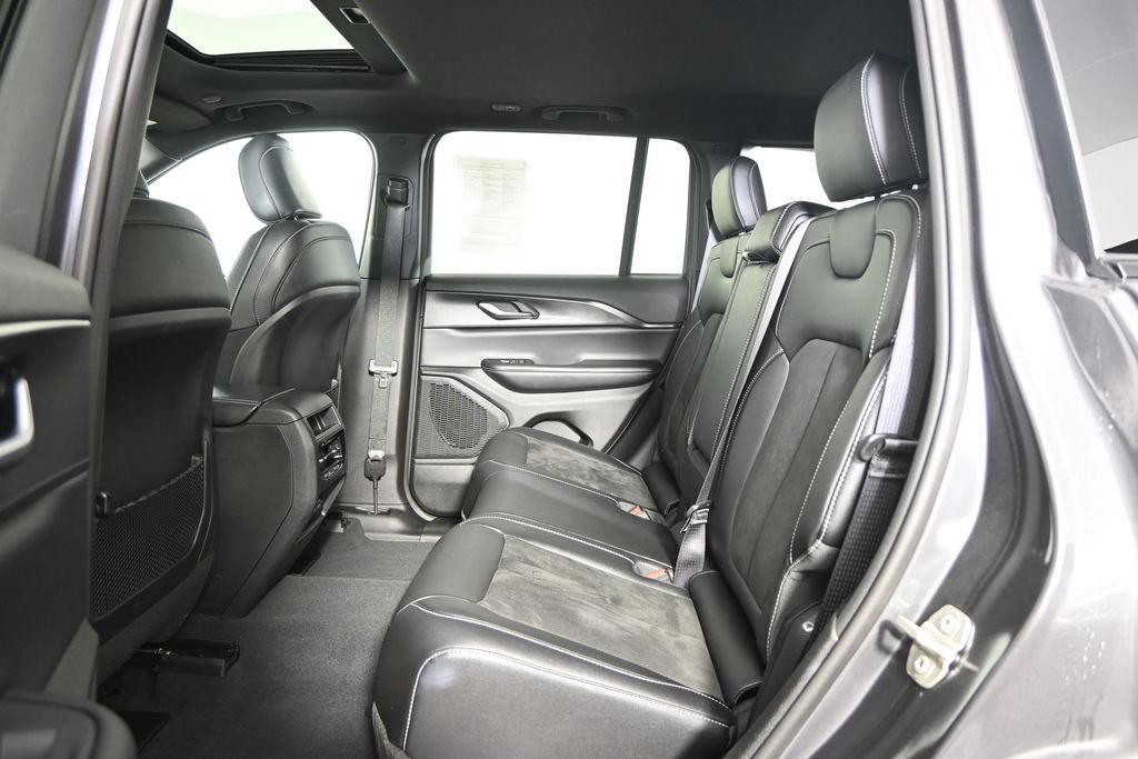Used 2023 Jeep Grand Cherokee Altitude AWD/4WD image 17