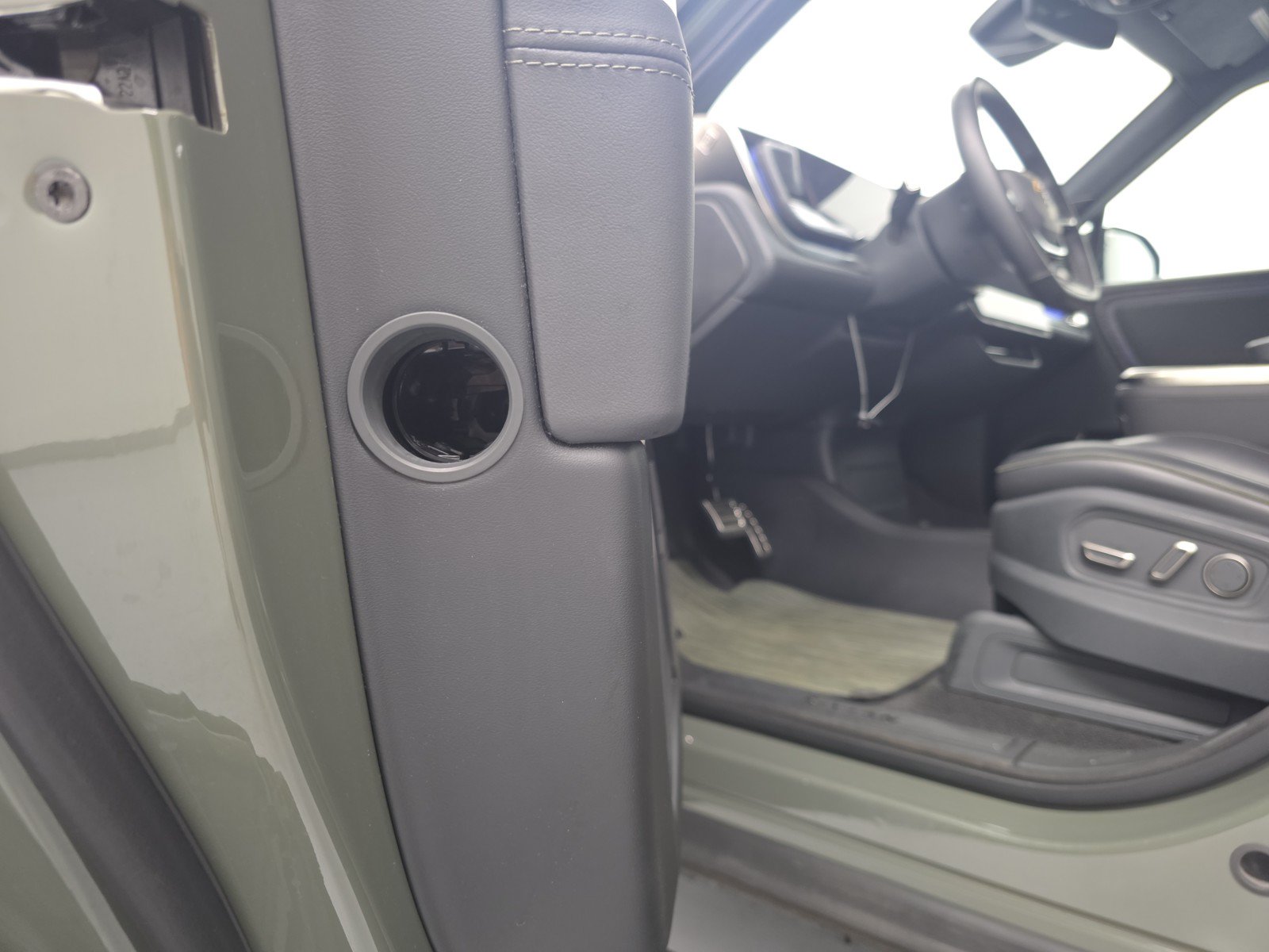 Used 2023 Rivian R1S Launch Edition AWD/4WD image 32