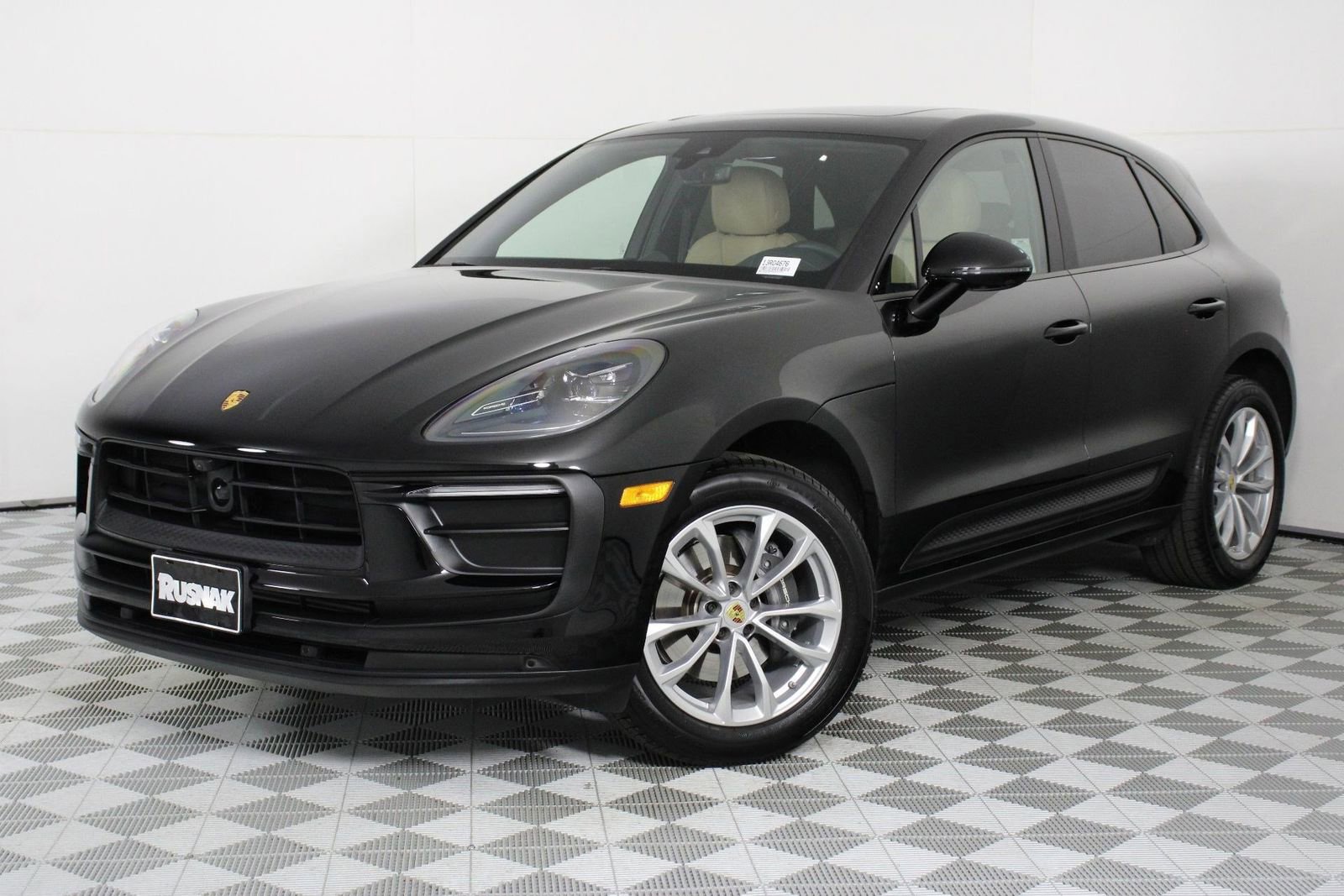 Certified 2025 Porsche Macan image 35