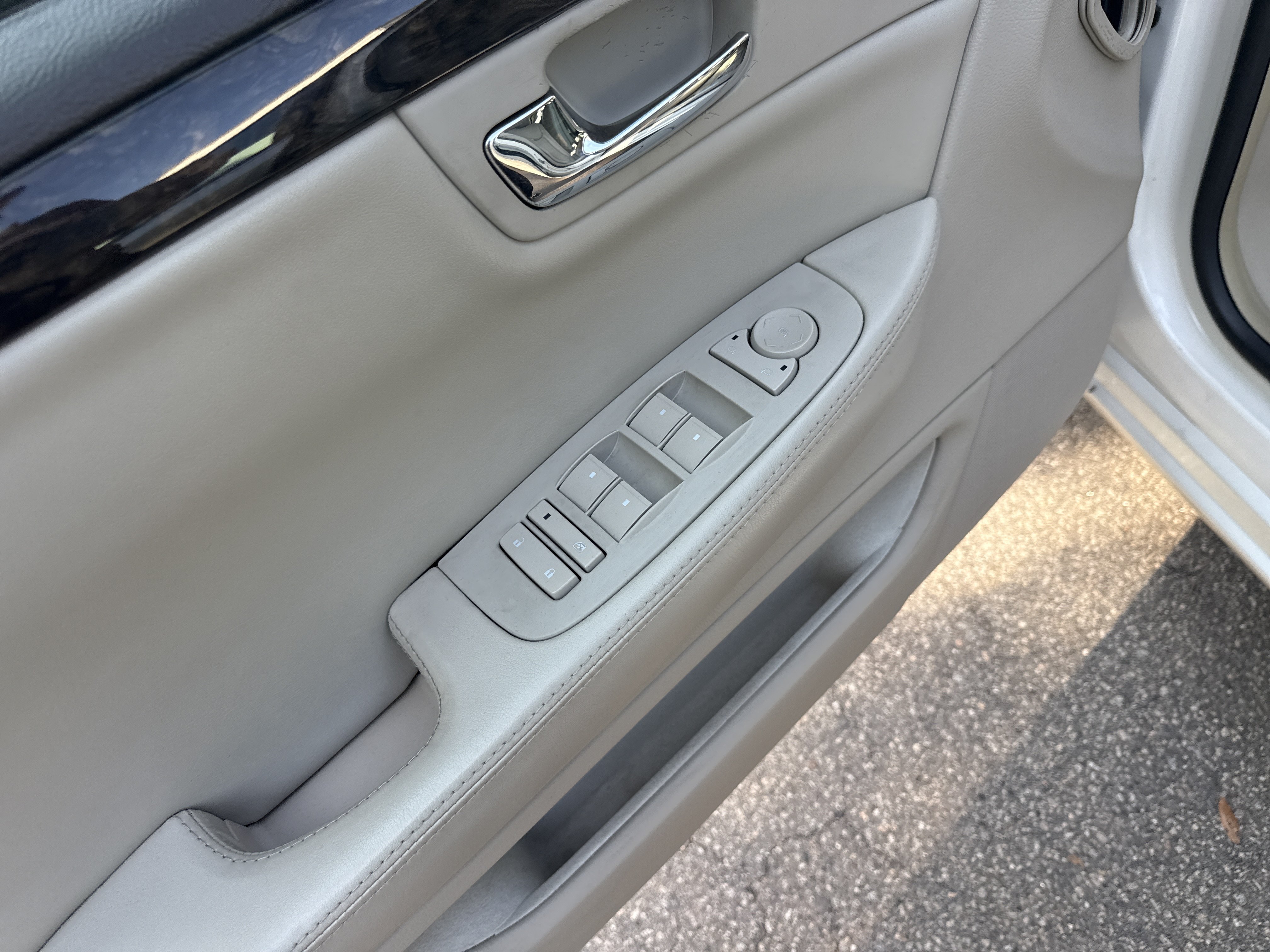 Used 2009 Cadillac DTS w/ Trunk Convenience Package FWD image 13