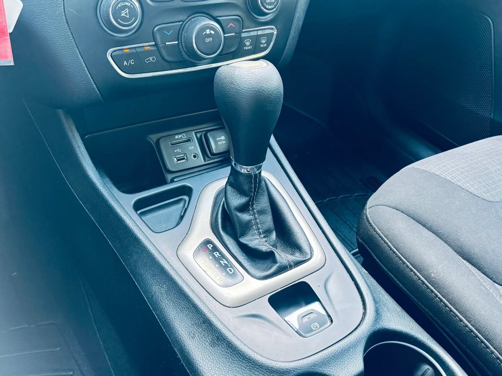 Used 2016 Jeep Cherokee Latitude w/ Cold Weather Group FWD image 20
