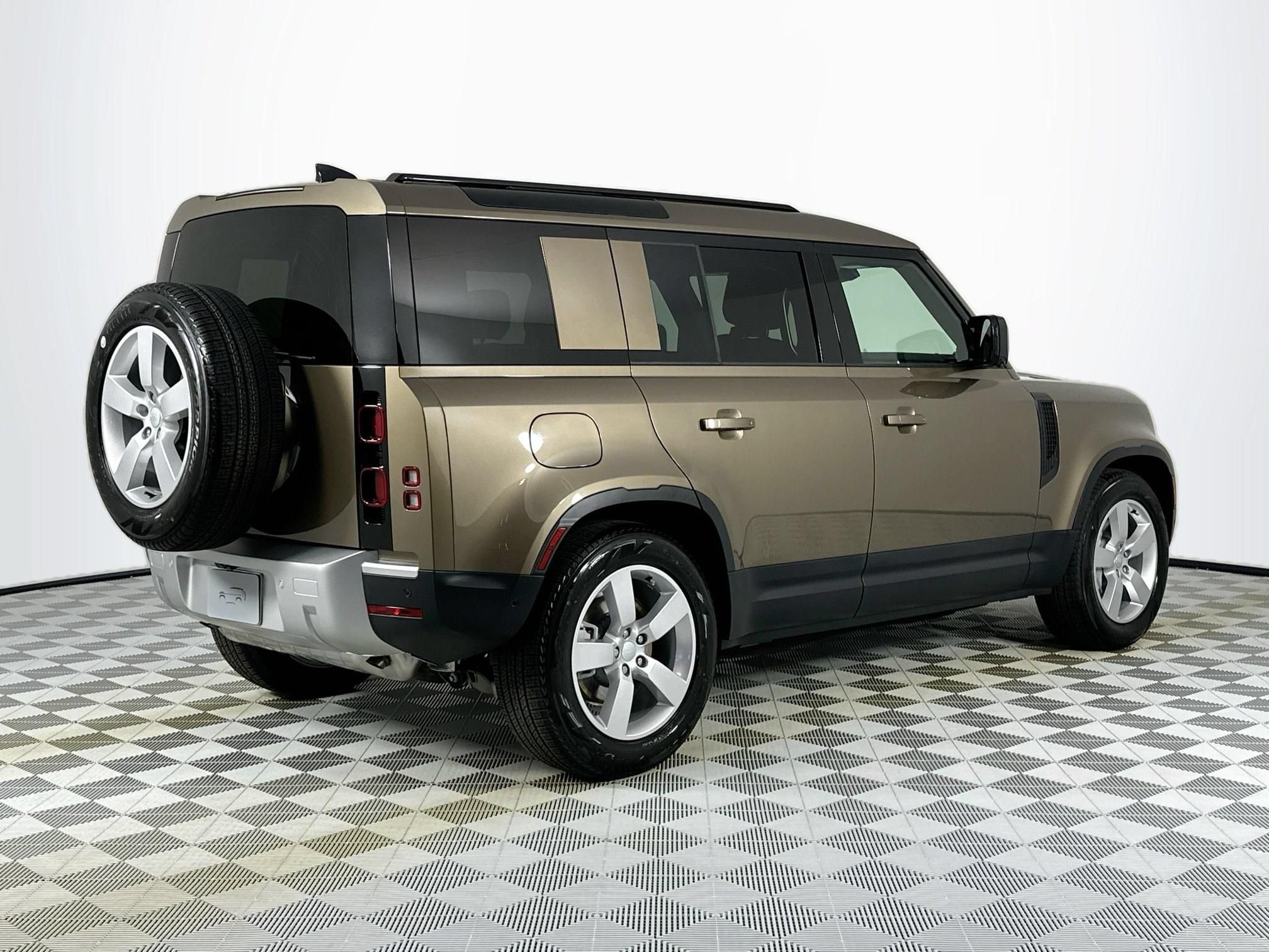 Used 2025 Land Rover Defender 110 S AWD/4WD image 5