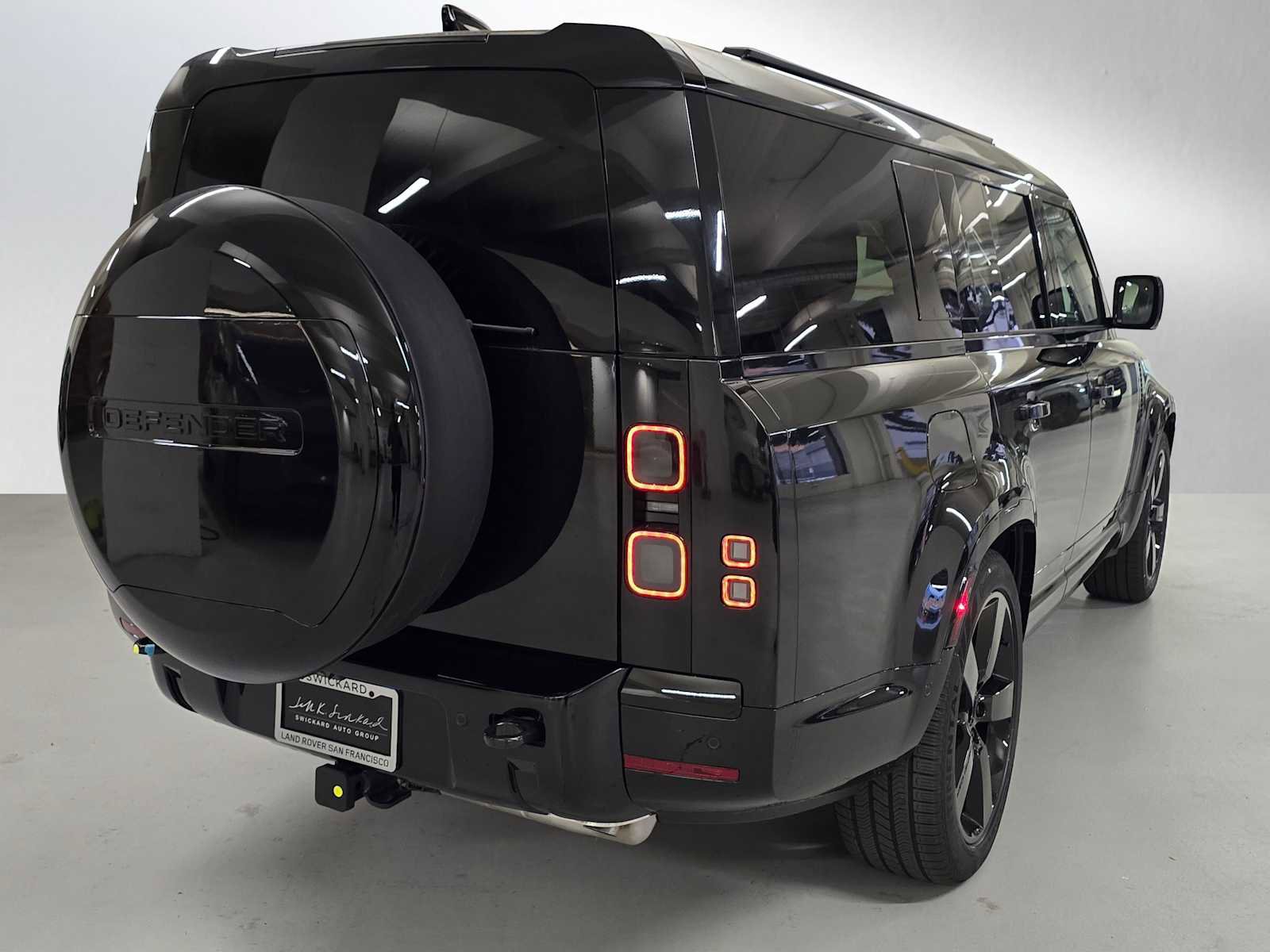 New 2026 Land Rover Defender 130 X-Dynamic SE image 5