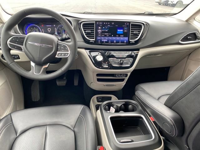 Used 2024 Chrysler Pacifica Touring-L image 5