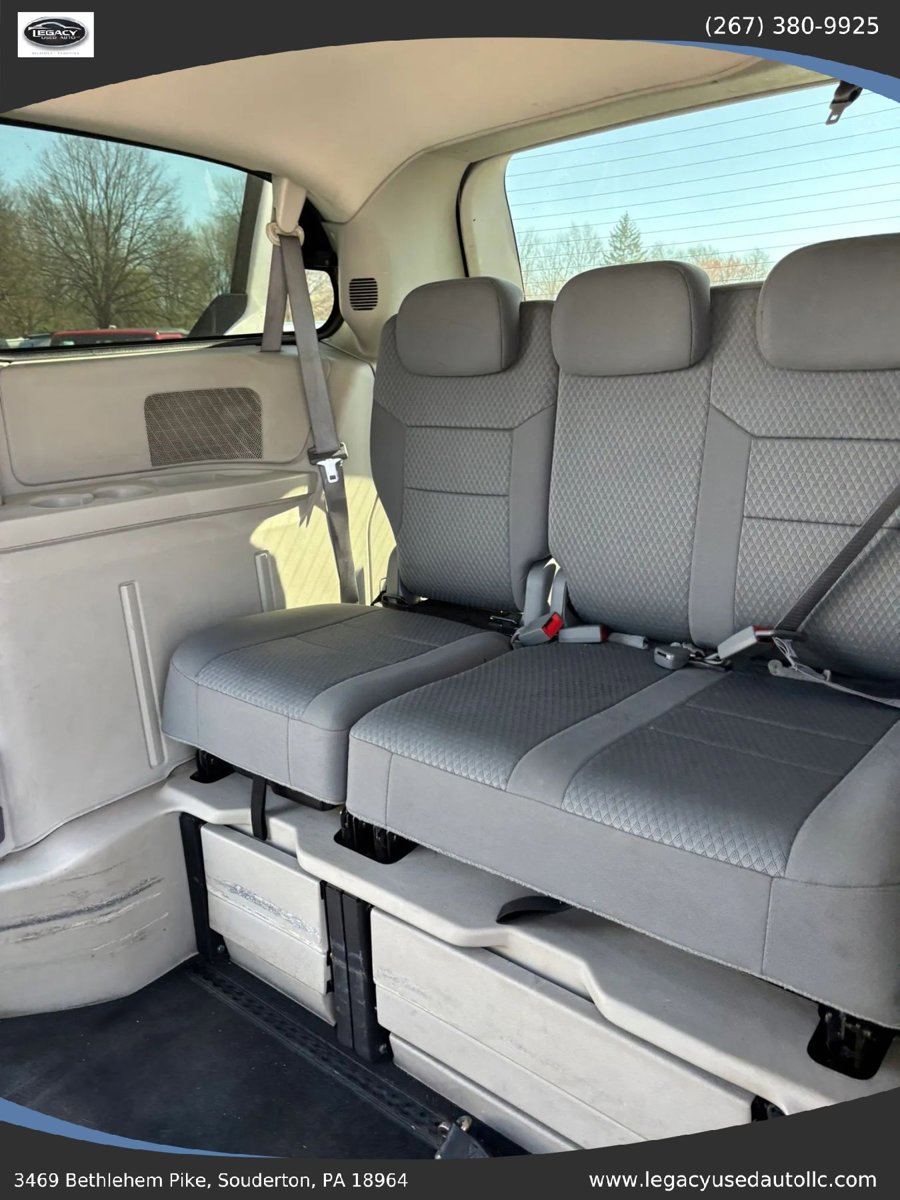 Used 2010 Chrysler Town & Country Touring FWD image 34
