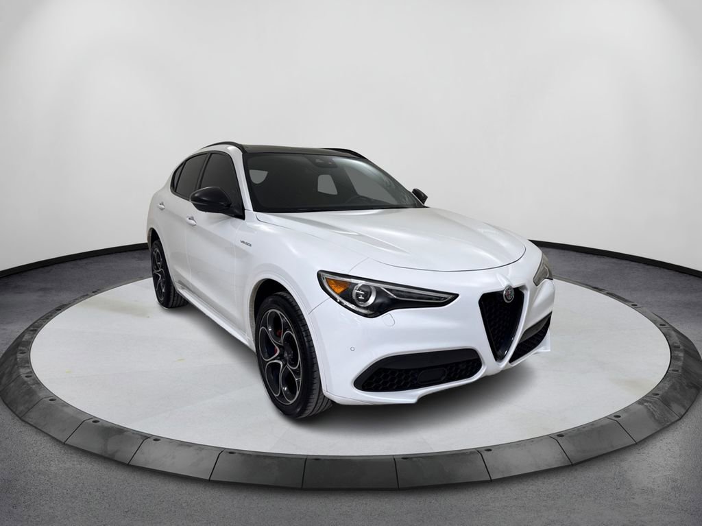 Used 2022 Alfa Romeo Stelvio Veloce AWD/4WD image 3