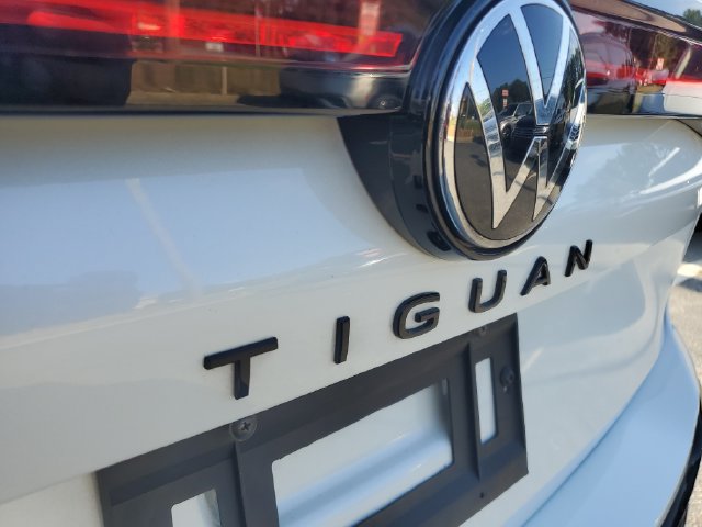 Certified 2025 Volkswagen Tiguan SE R-Line FWD image 13