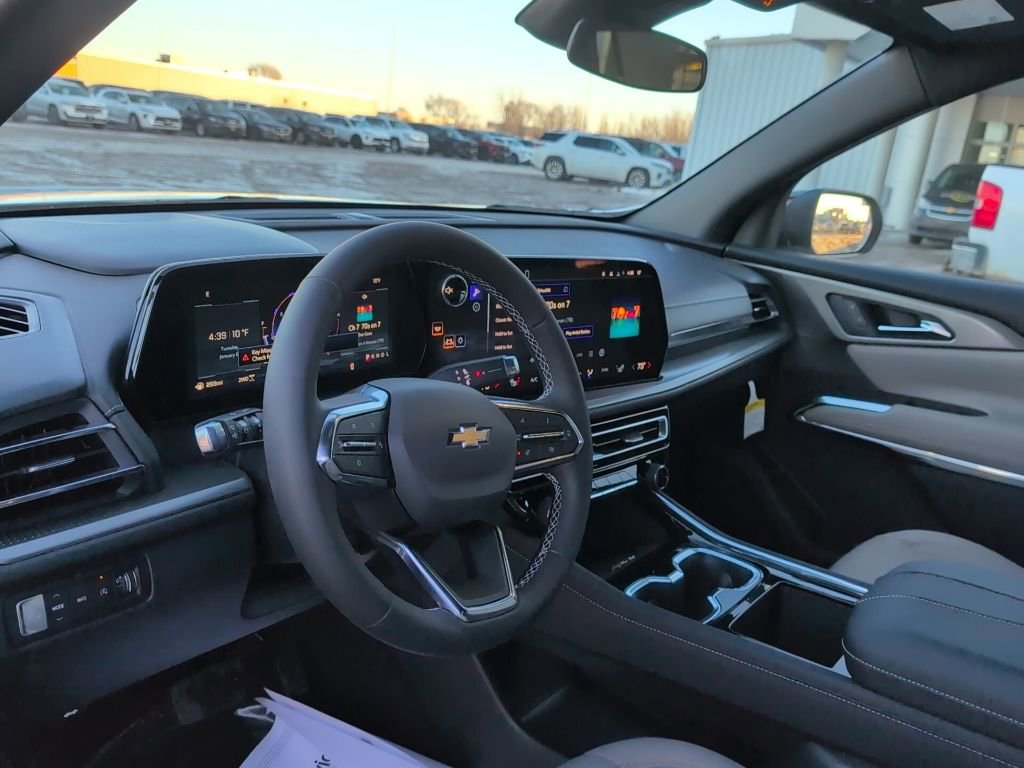 Used 2026 Chevrolet Traverse LT image 9