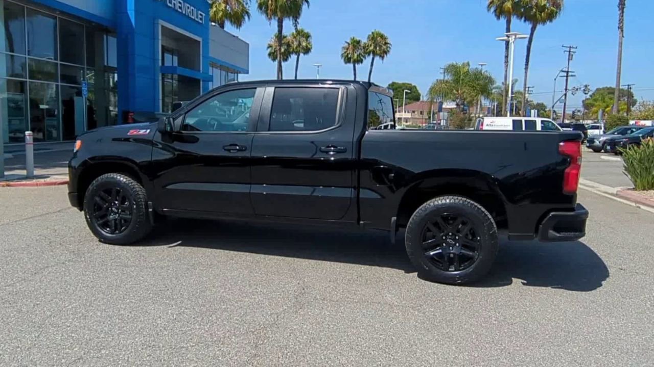 Used 2023 Chevrolet Silverado 1500 RST w/ Z71 Off-Road Package AWD/4WD image 5