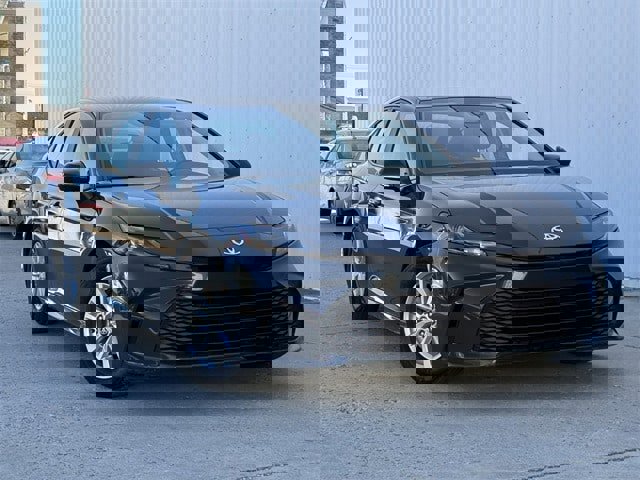 Used 2025 Toyota Camry LE image 2