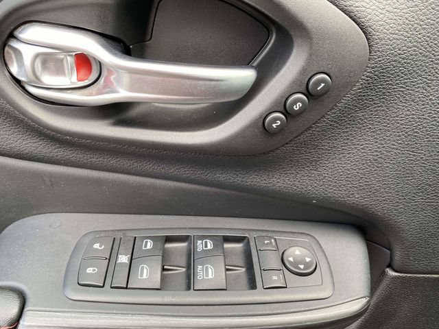 Used 2017 Jeep Cherokee Trailhawk AWD/4WD image 16