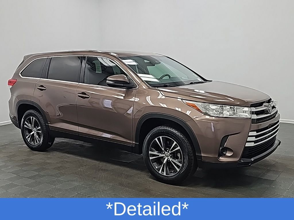 Used 2019 Toyota Highlander LE FWD image 2