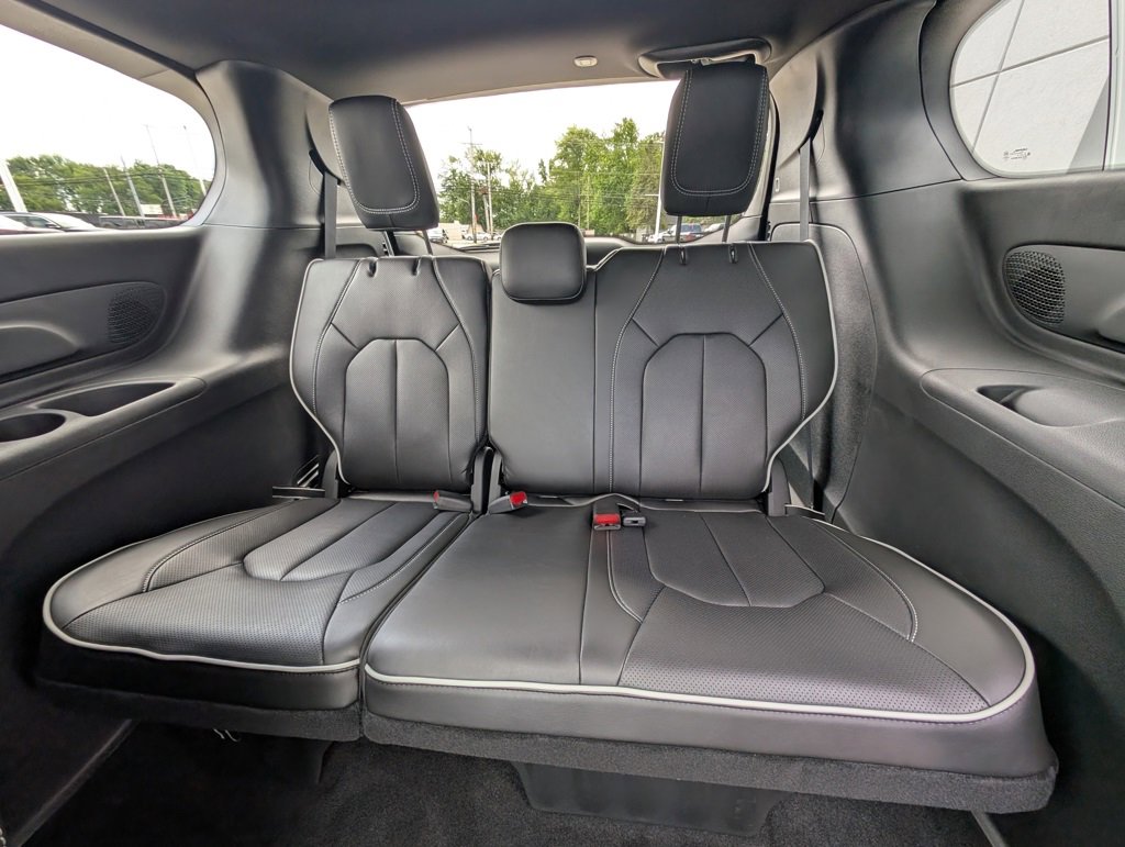 New 2026 Chrysler Pacifica Limited image 17