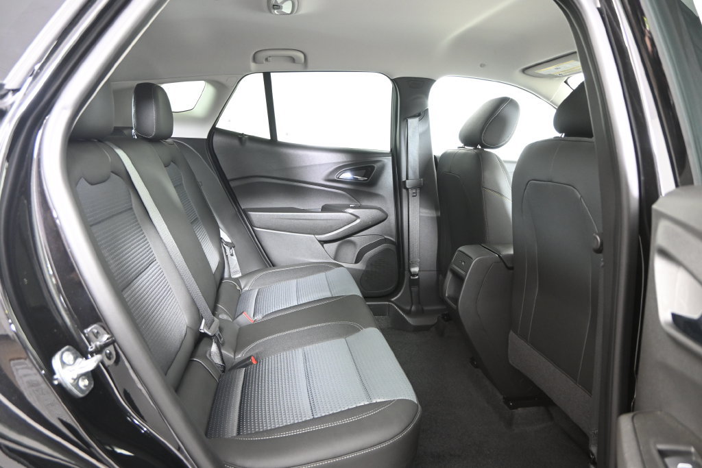 Used 2025 Chevrolet Trax LT FWD image 15