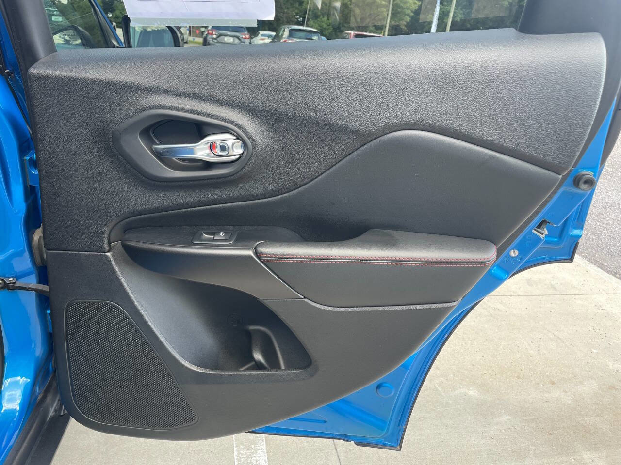 Used 2019 Jeep Cherokee Trailhawk w/ Cold Weather Group image 15