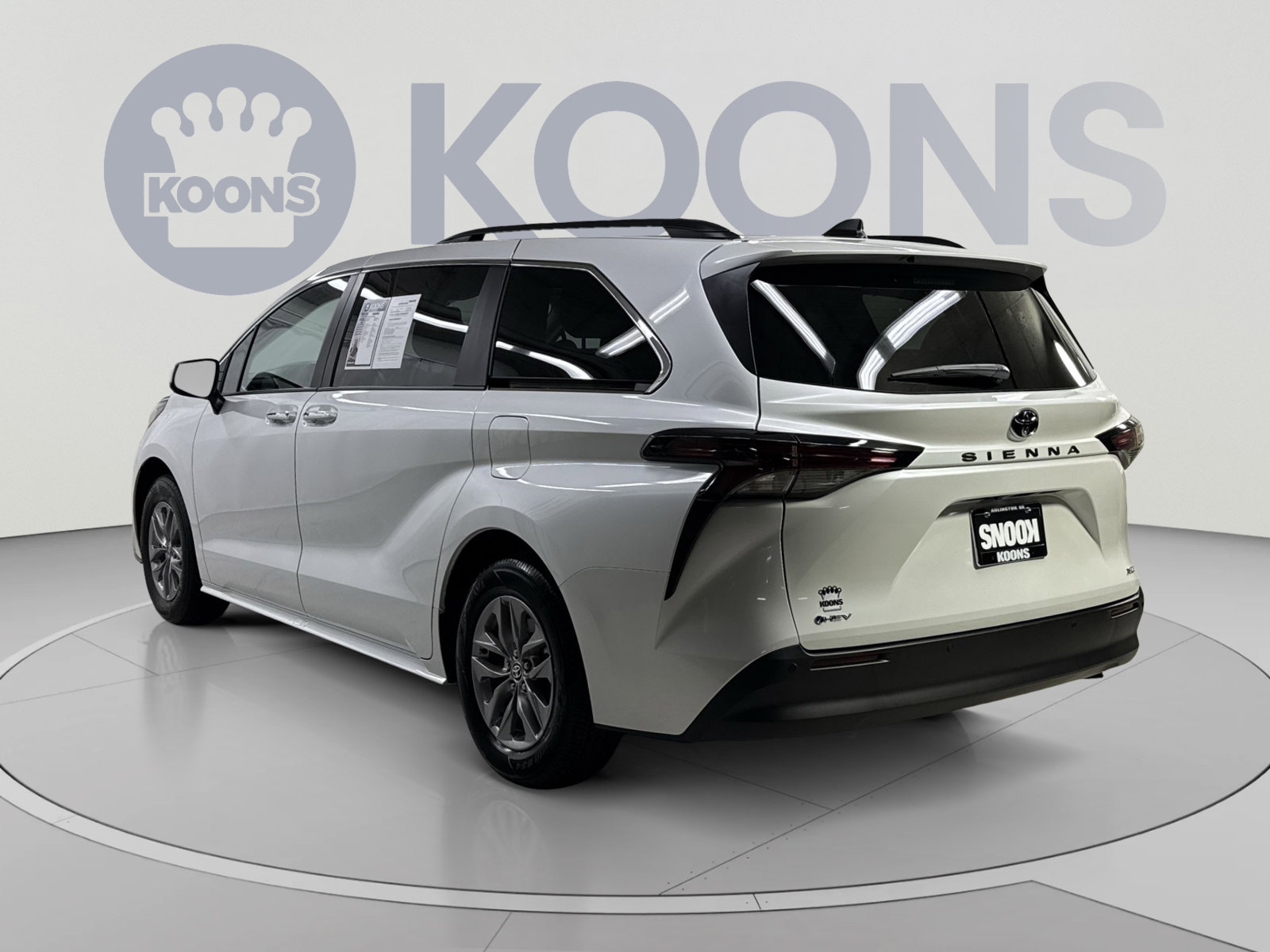 Used 2026 Toyota Sienna XLE FWD image 18
