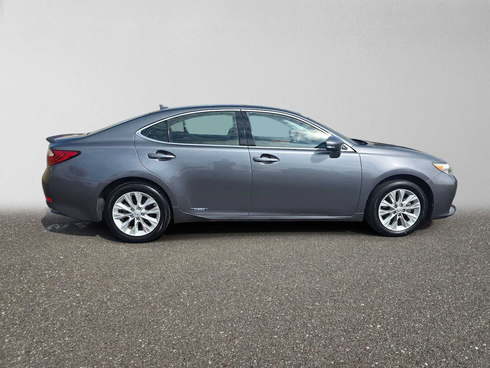 Used 2014 Lexus ES 300h w/ Luxury Package w/Bamboo Trim FWD image 2