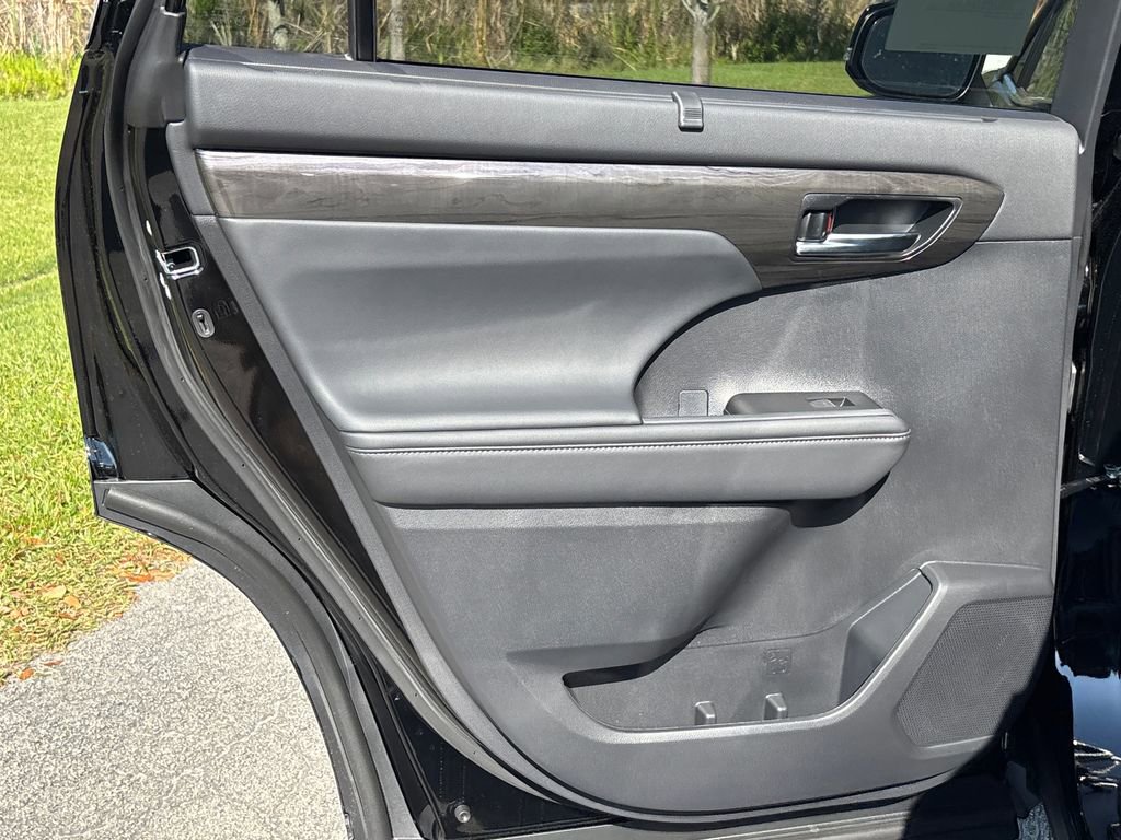 New 2026 Toyota Highlander Platinum image 33