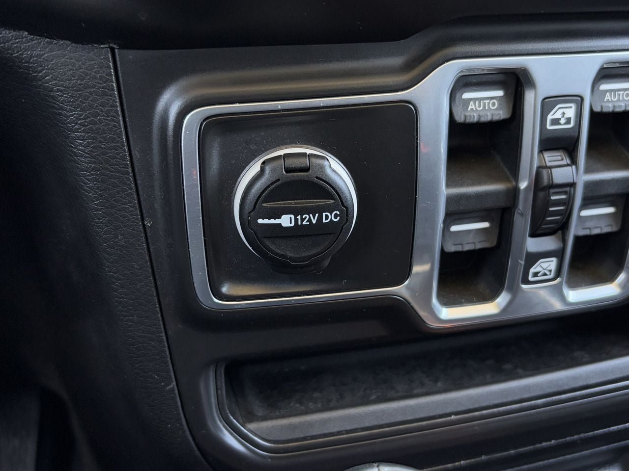 Used 2018 Jeep Wrangler Unlimited Sahara w/ Uconnect 4C Nav & Sound Group AWD/4WD image 22