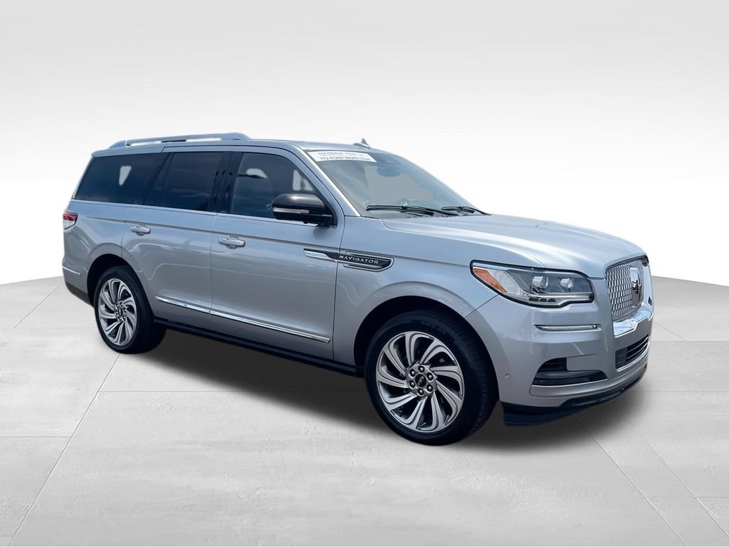 Used 2023 Lincoln Navigator Reserve AWD/4WD image 2