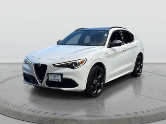 Used 2023 Alfa Romeo Stelvio Estrema AWD/4WD image 3