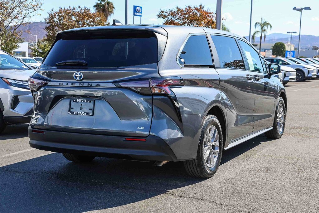 Certified 2025 Toyota Sienna LE FWD image 25