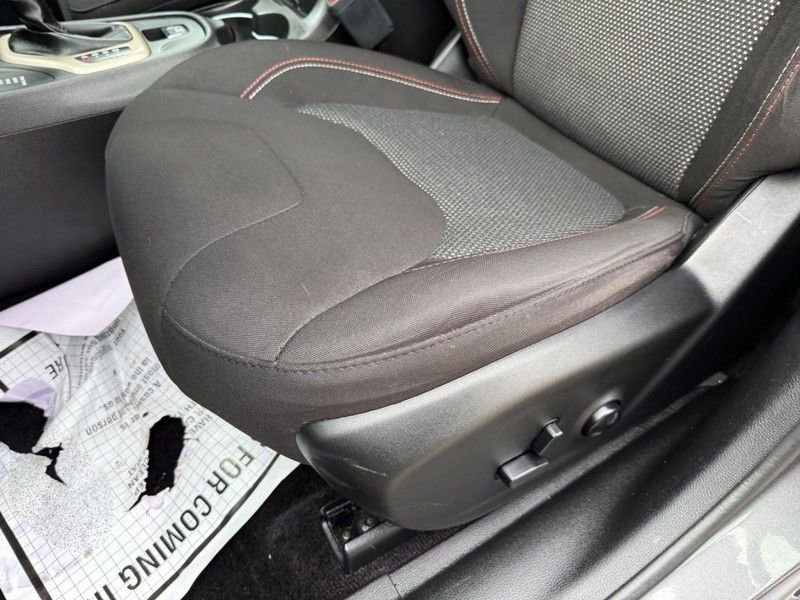 Used 2017 Jeep Cherokee Latitude w/ Comfort/Convenience Group image 17