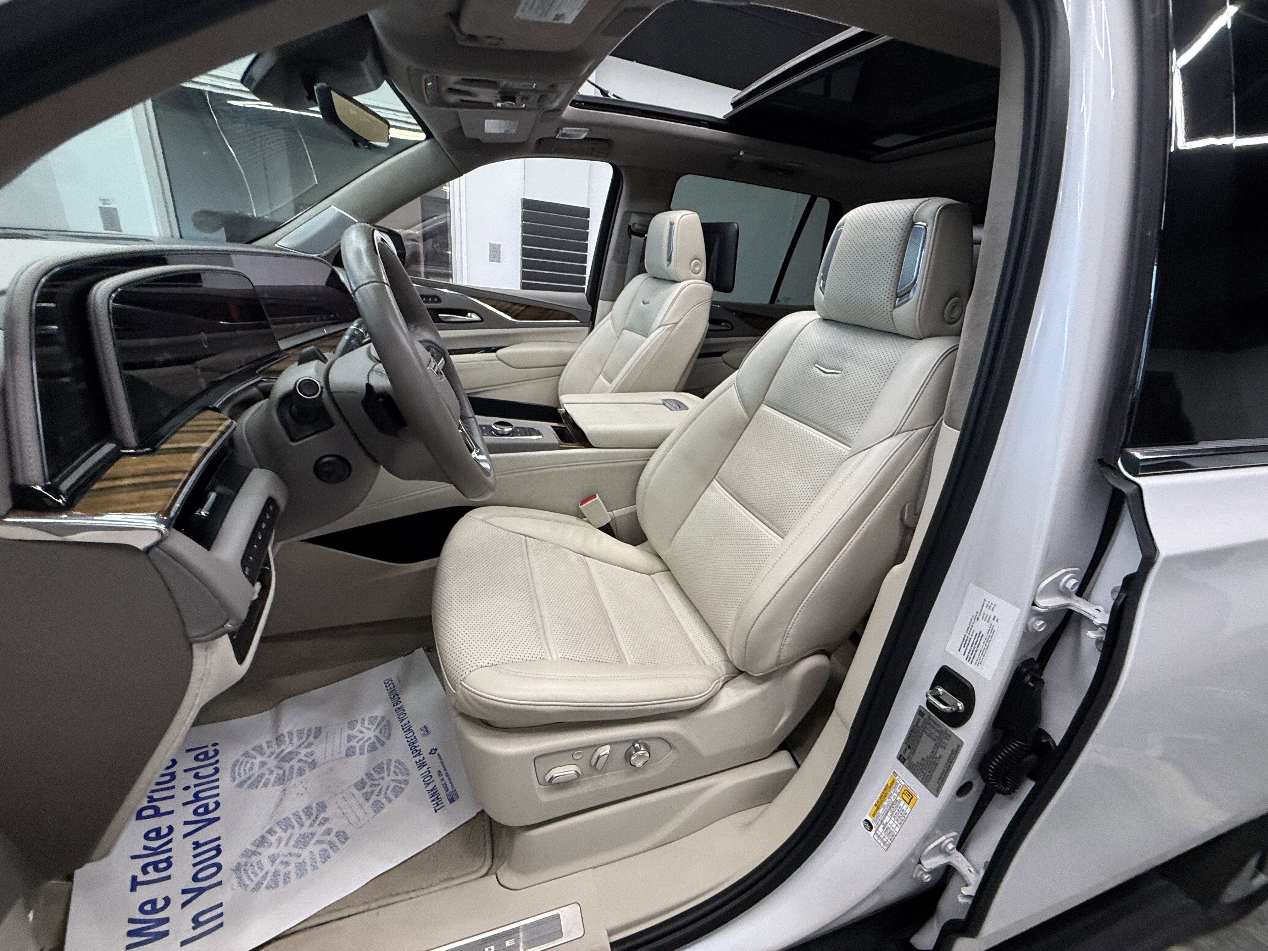 Used 2023 Cadillac Escalade Premium Luxury Platinum AWD/4WD image 13