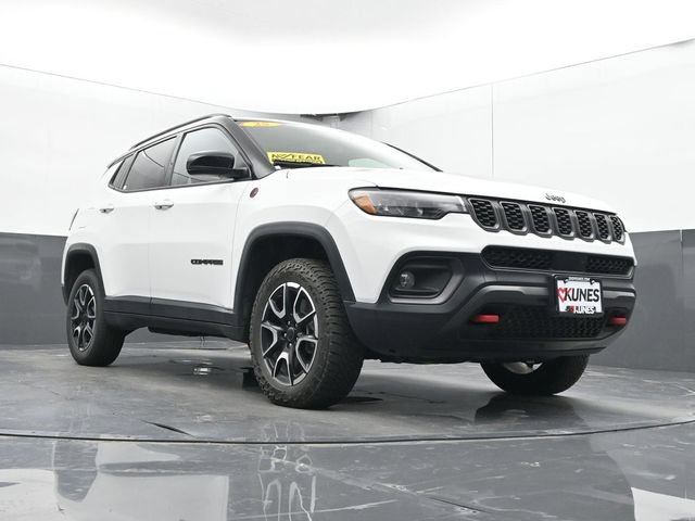 Used 2025 Jeep Compass Trailhawk AWD/4WD image 45