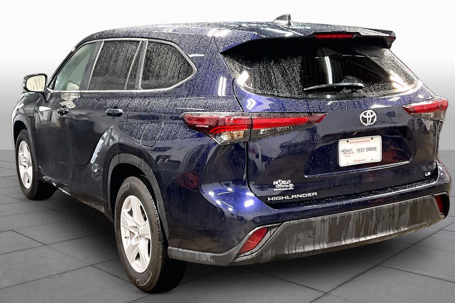Used 2025 Toyota Highlander LE FWD image 12