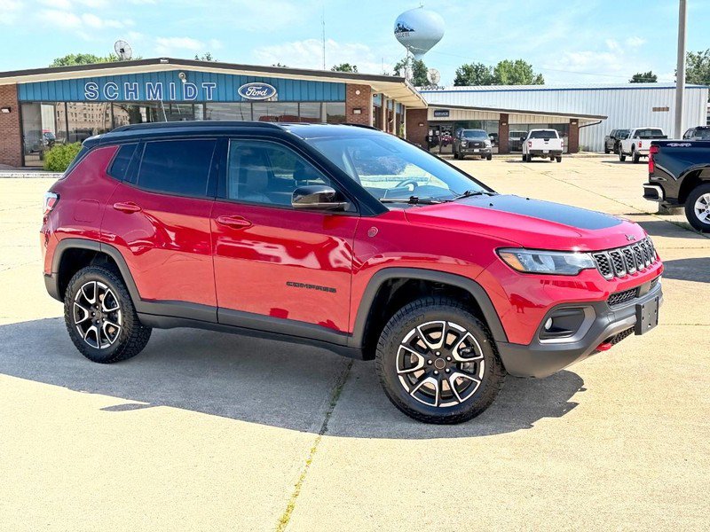 Used 2025 Jeep Compass Trailhawk AWD/4WD image 3
