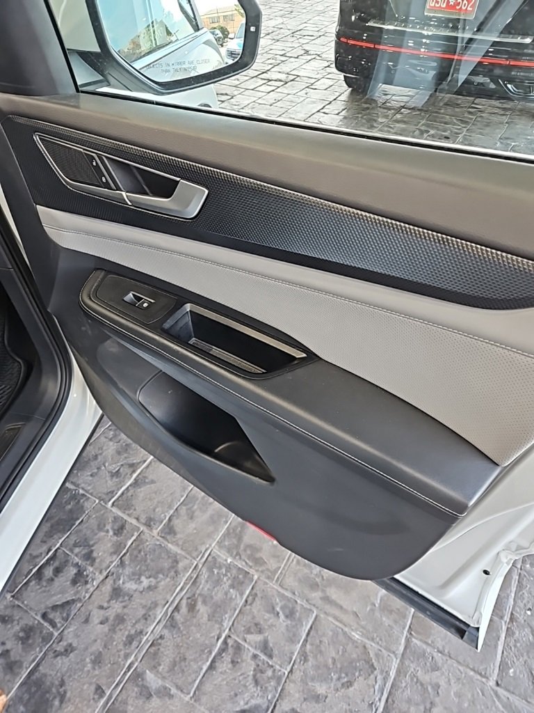 Used 2024 Volkswagen Atlas Cross Sport SEL R-Line image 11