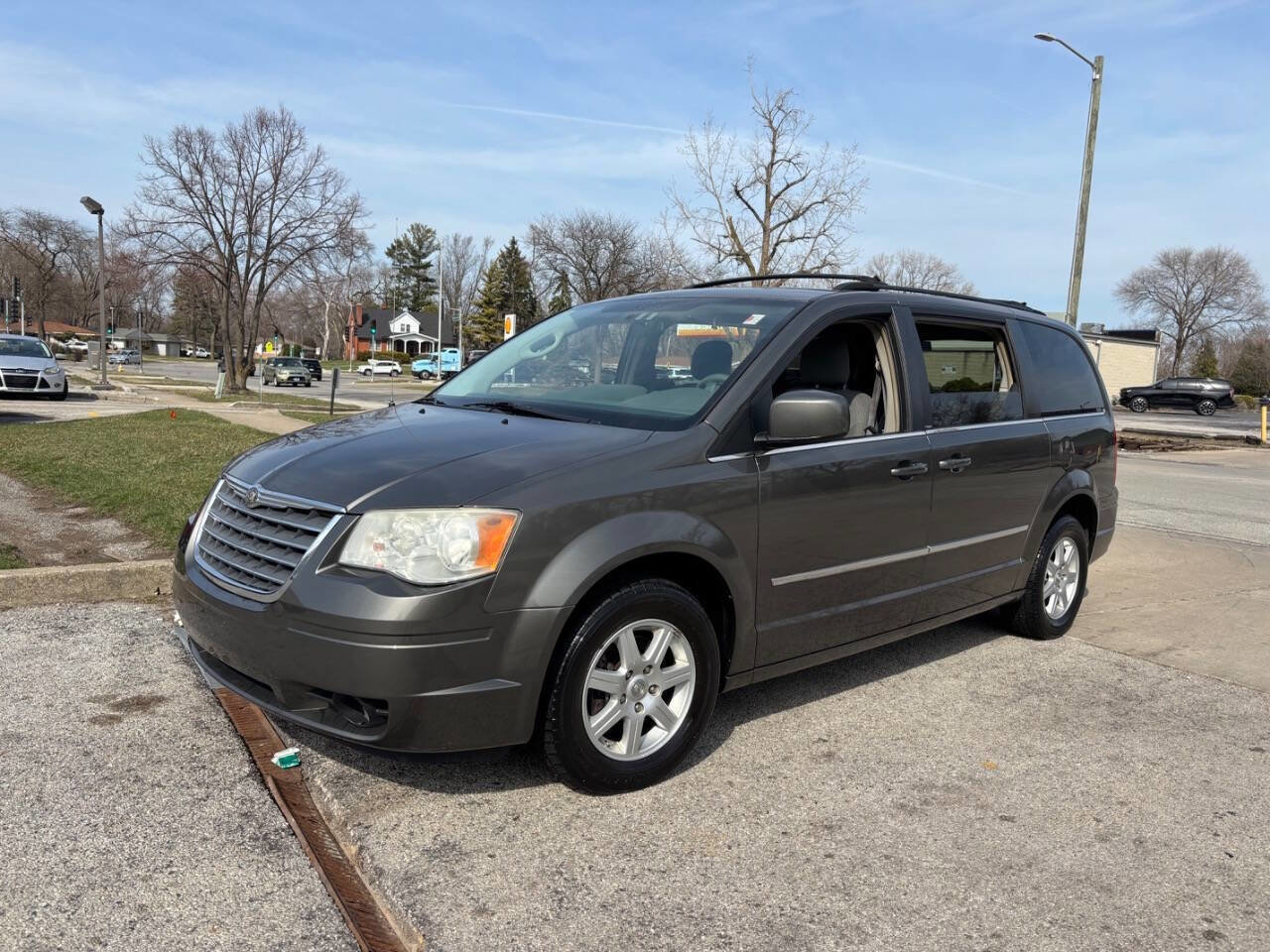 Used 2010 Chrysler Town & Country Touring image 1