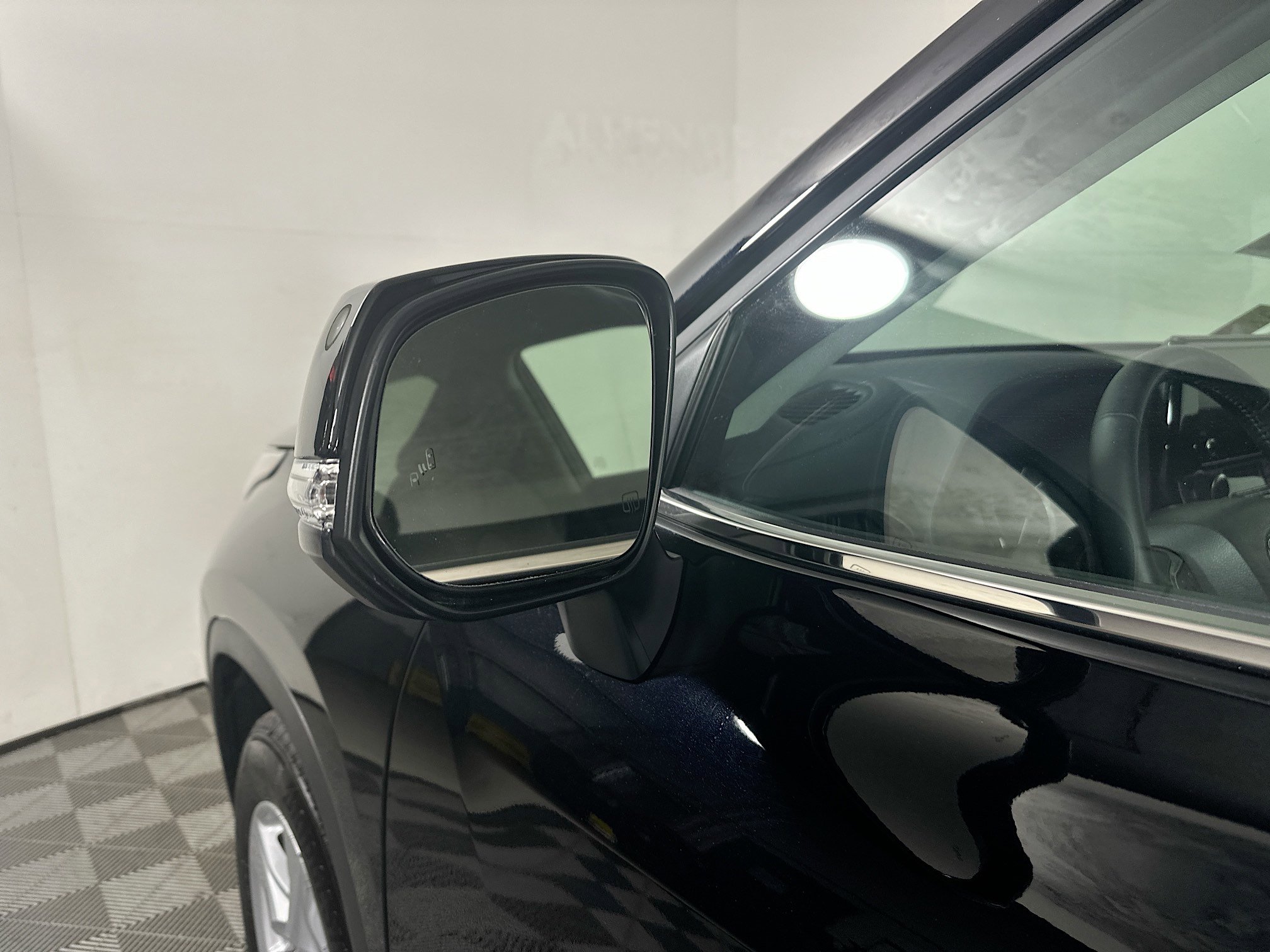 Used 2025 Toyota Highlander LE FWD image 10