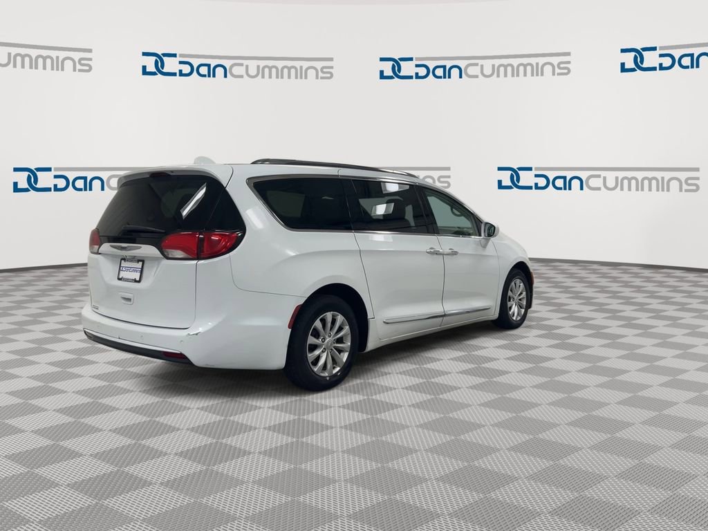 Used 2018 Chrysler Pacifica Touring-L FWD image 8