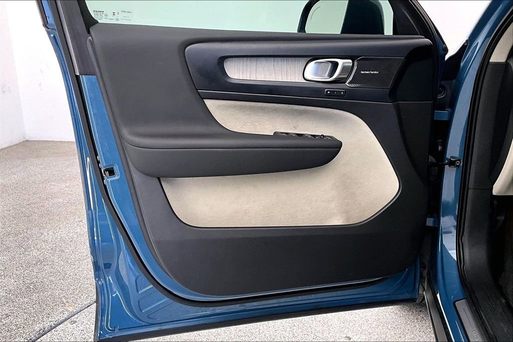 Used 2023 Volvo XC40 B5 Ultimate w/ Protection Package Premier image 23
