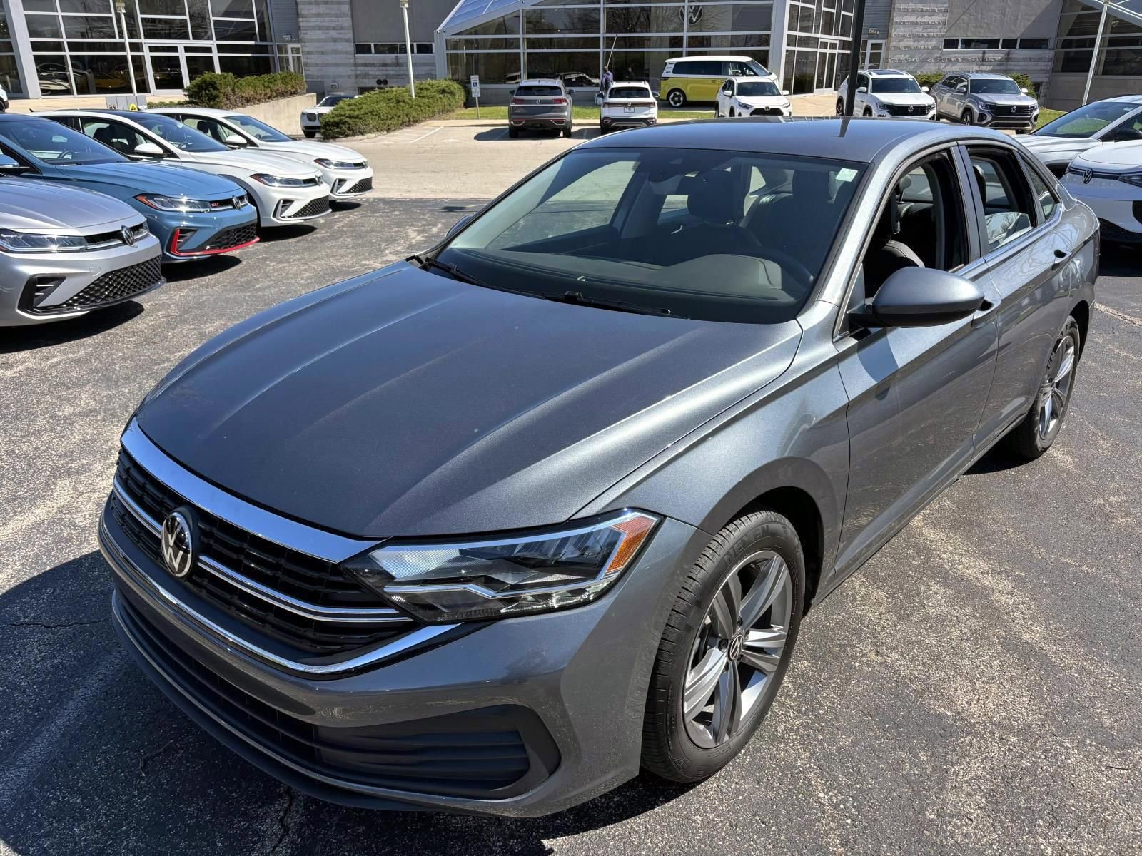 Used 2024 Volkswagen Jetta SE image 1