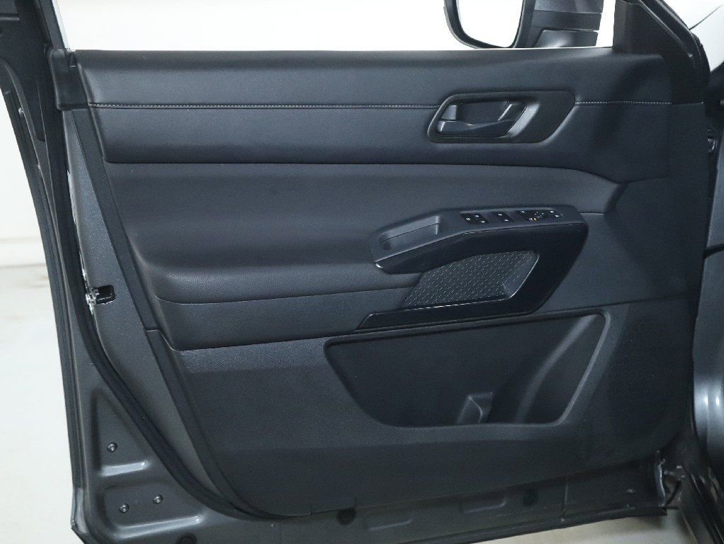 Used 2025 Nissan Pathfinder SV image 17