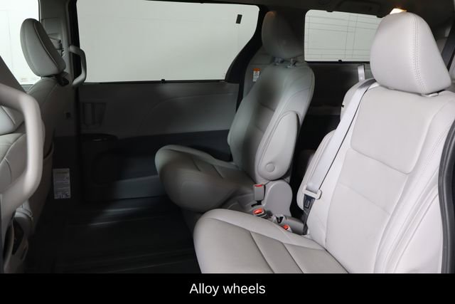 Used 2020 Toyota Sienna XLE w/ XLE Navigation Package image 16