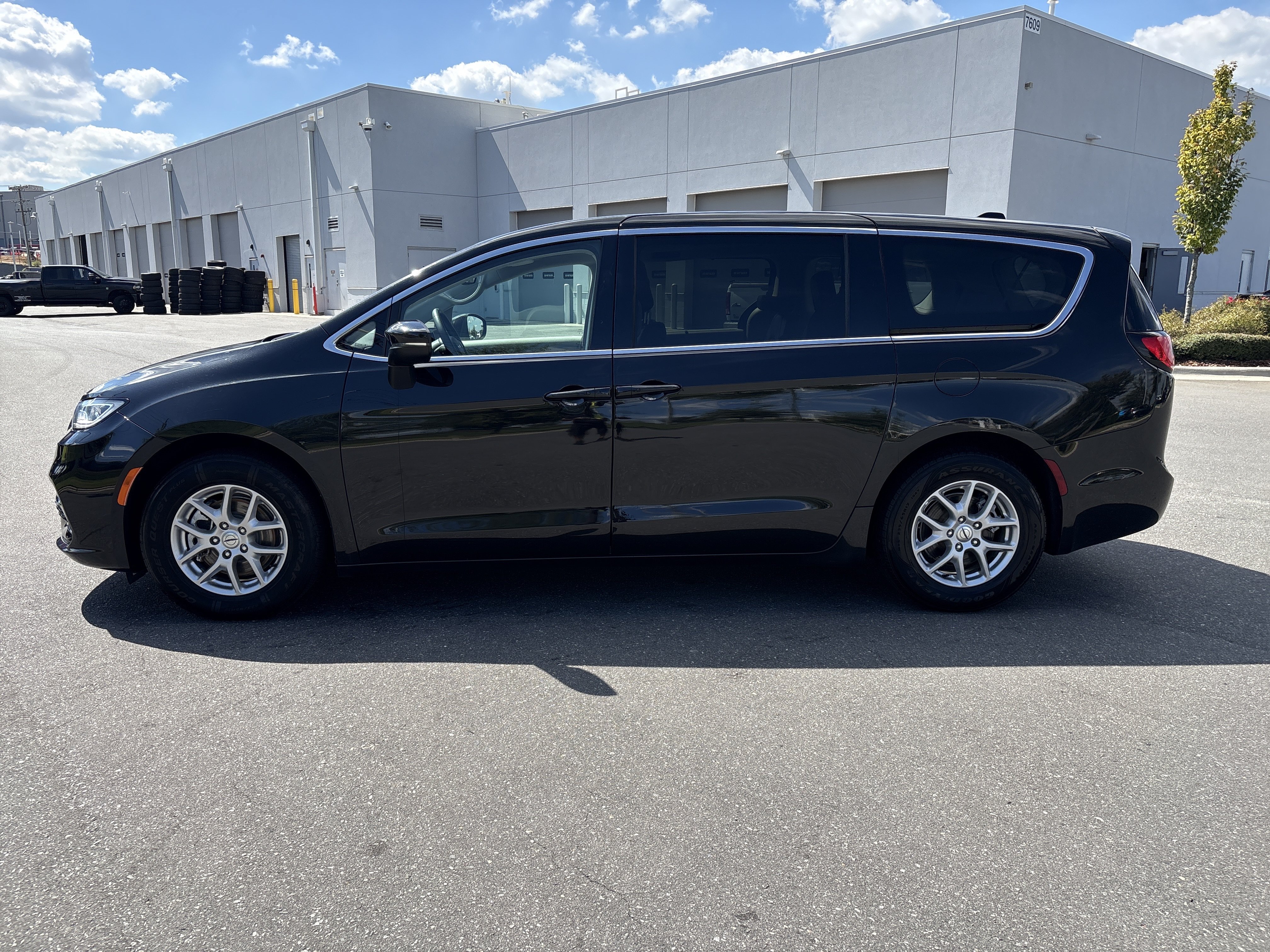 Used 2023 Chrysler Pacifica Touring-L FWD image 6