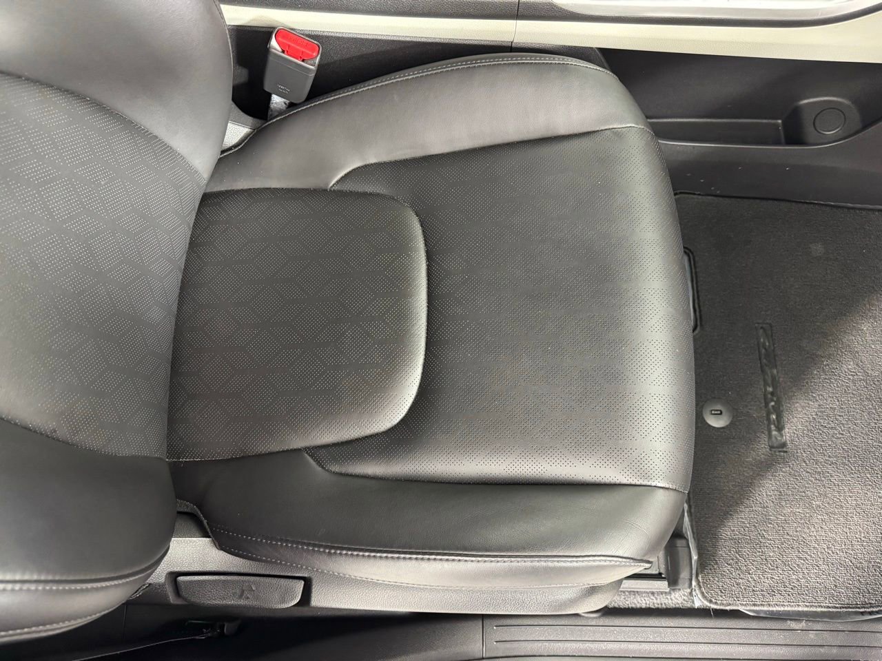 Used 2023 Kia Carnival LX image 31