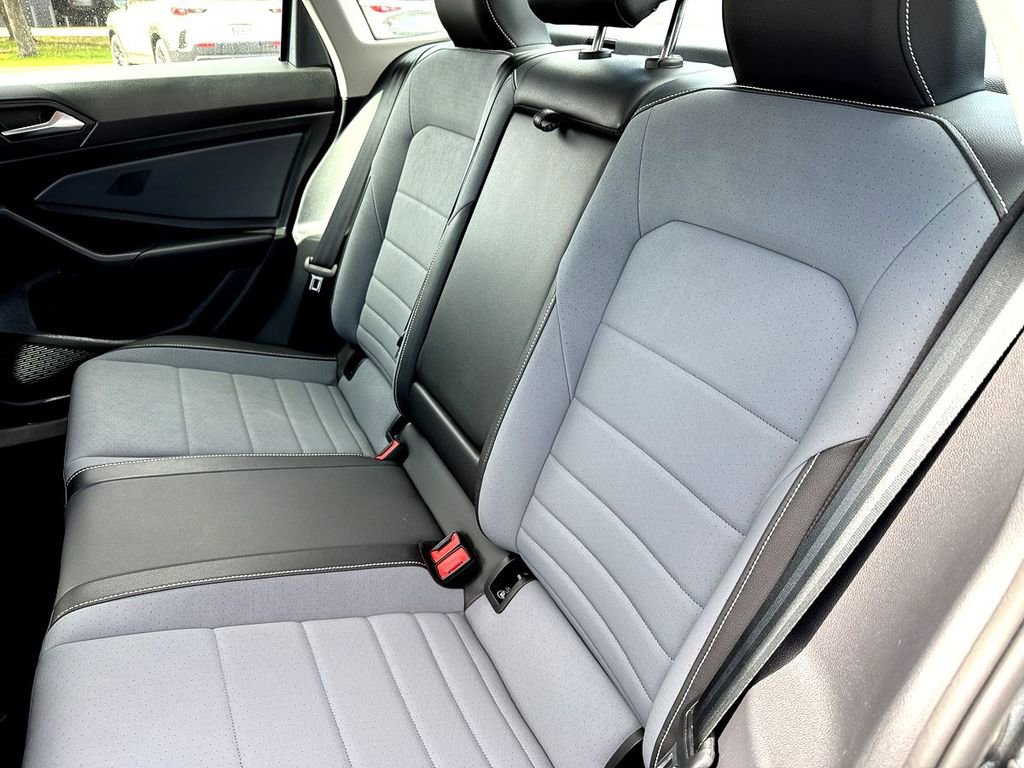 Certified 2025 Volkswagen Jetta SE image 27