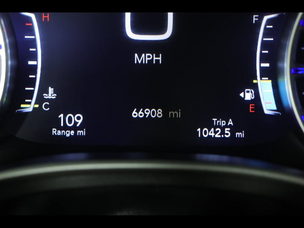 Used 2023 Chrysler Pacifica Touring-L FWD image 25