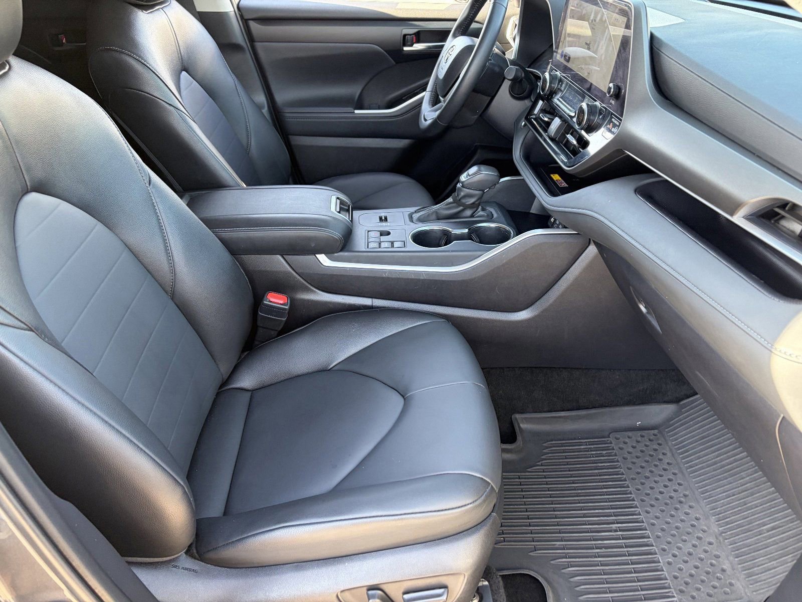 Used 2025 Toyota Highlander XLE FWD image 12