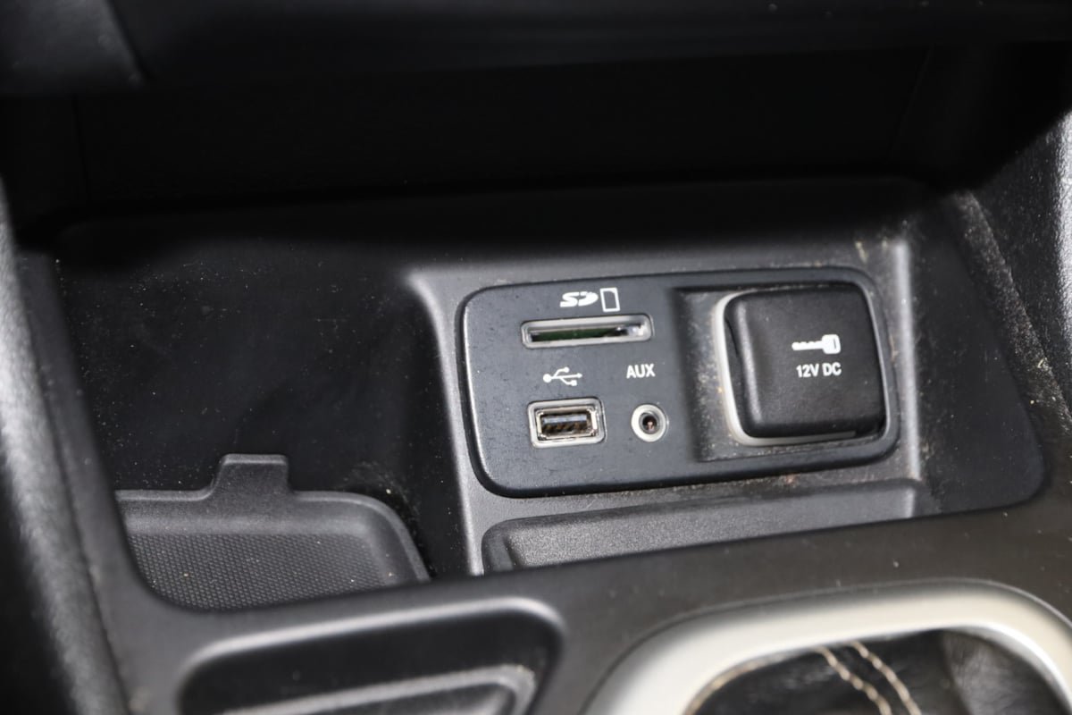 Used 2018 Jeep Cherokee Latitude Plus w/ Cold Weather Group FWD image 24