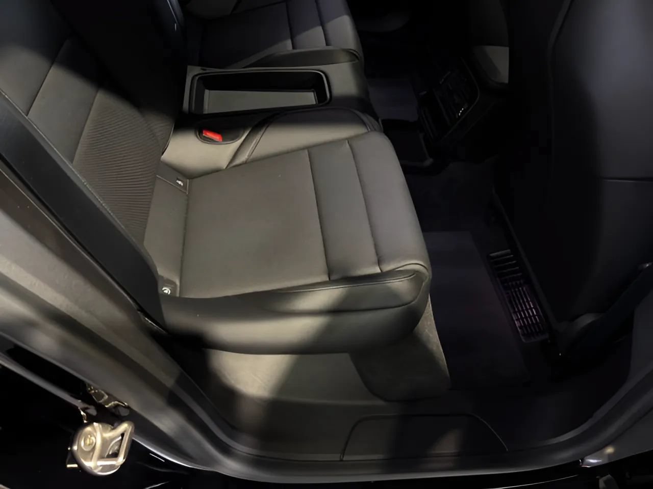 Used 2022 Porsche Taycan RWD image 19