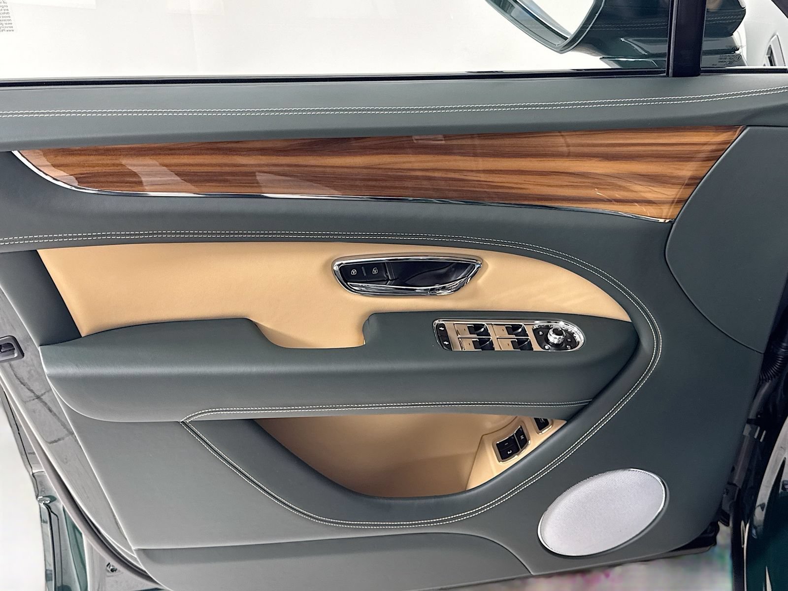 Certified 2025 Bentley Bentayga AWD/4WD image 16
