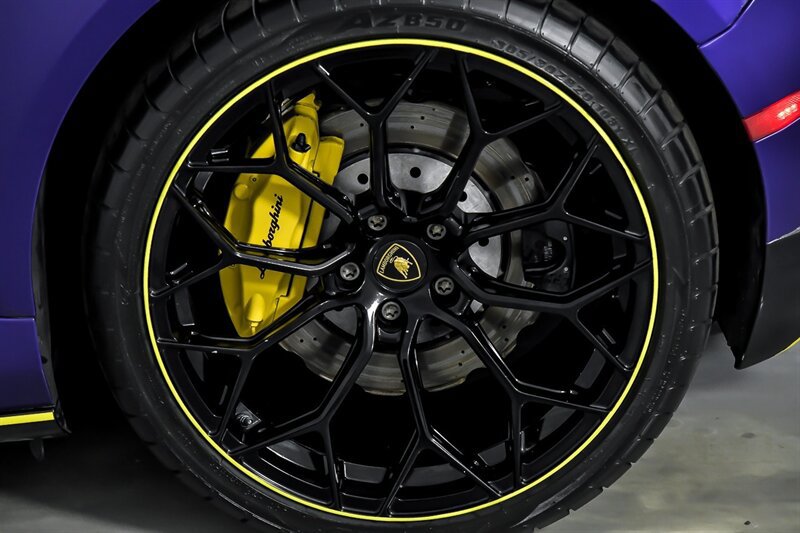 Used 2021 Lamborghini Huracan EVO RWD image 19
